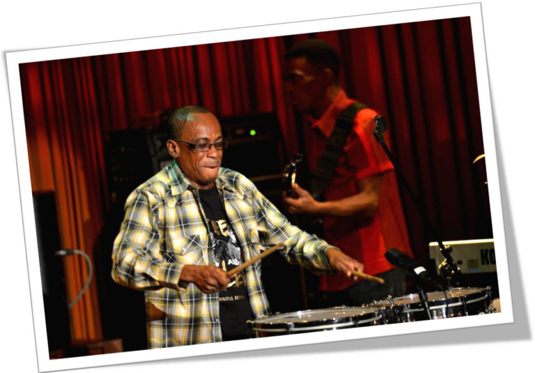 Clevie Browne à la batterie lors du Steely & Clevie’s Legacy Tour au Japon en 2012