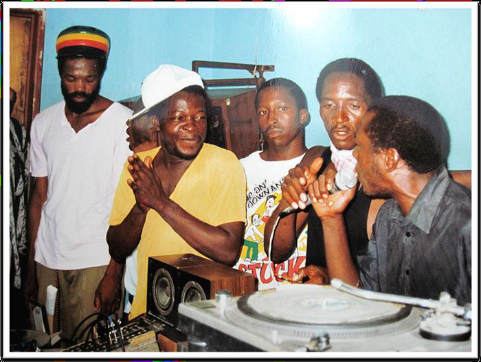 Jammy's studio with Fuzzy Jones and young Tony Rebel credit : Droits réservés