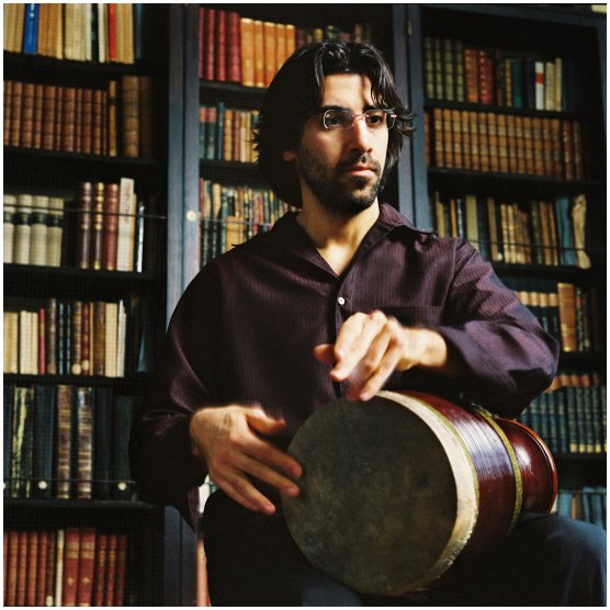 Keyvan Chemirani au zarb — Photo : Gilles Abegg
